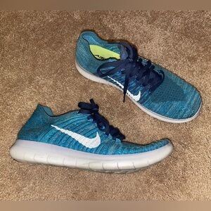 Nike womens Free RN fly knit running shoes